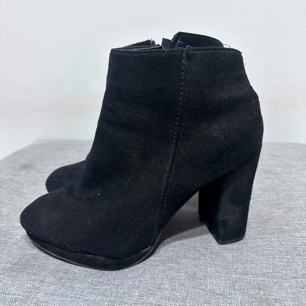 Hello ! I’m selling two pair 2 inch of heels and one pair of  flats